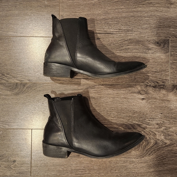 Steve Madden Black Upper Leather Ankle/Chelsea Boots - Picture 4 of 5